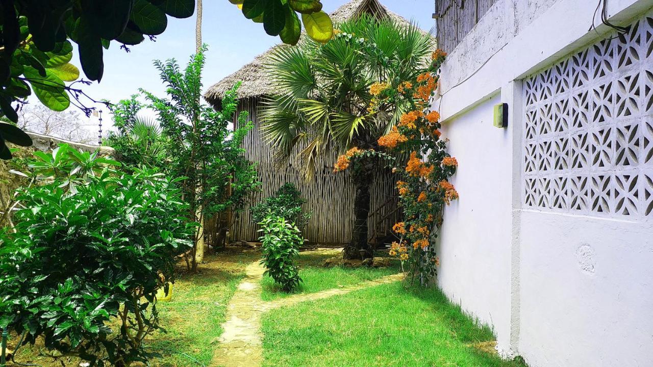Diani Hostel Diani Beach Exterior photo